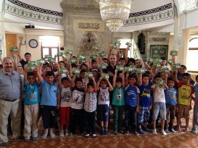 Tokat’ta Kur’an Kursuna Giden Çocuklara Hediye