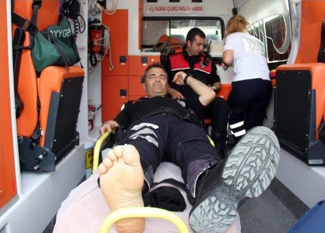 Otomobil İle Yunus Timi &Ccedil;arpıştı: 2 Polis Yaralı