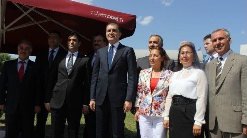 K&uuml;lt&uuml;r Bakanı &Ccedil;elik, Gezici K&uuml;t&uuml;phane Ara&ccedil;larını Uğurladı