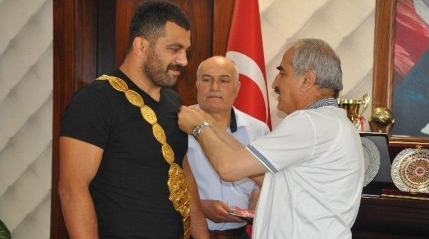 Kırkpınar Başpehlivanı Fatih Atlı Tosya&rsquo;ya Geldi