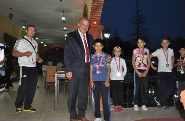 Söğüt'te Başarılı Sporcu Ve Aileleri Onuruna Yemek