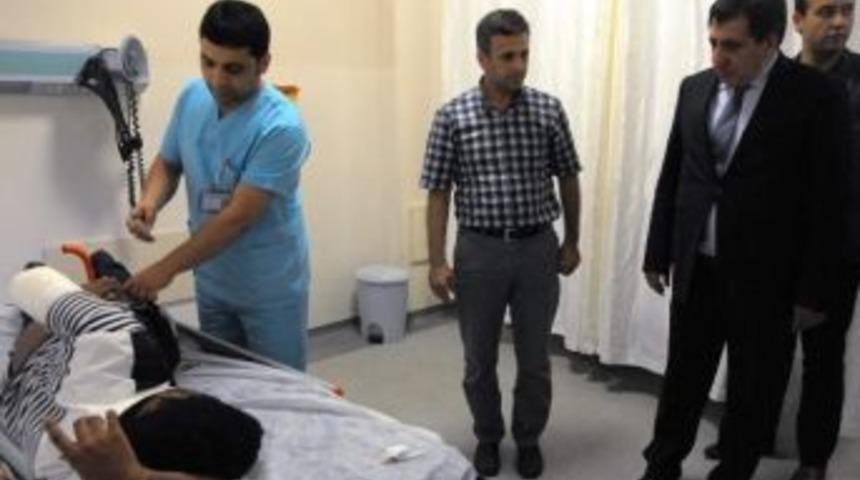 Vali K&uuml;&ccedil;&uuml;k, Kazada Yaralanan &Ouml;ğrencileri Ziyaret Etti