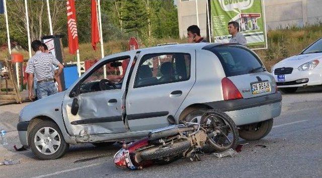 Otomobilin &Ccedil;arptığı Motosiklet S&uuml;r&uuml;c&uuml;s&uuml; Yaralandı 1