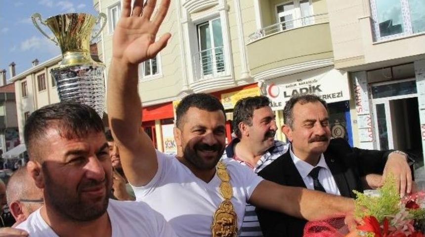 Başpehlivanı Fatih Atlı, Memleketinde T&ouml;renle Karşılandı