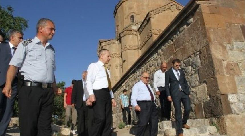 G&uuml;venlik G&ouml;revlisinden Bakan Yardımcısı Baş&rsquo;a Rehberlik