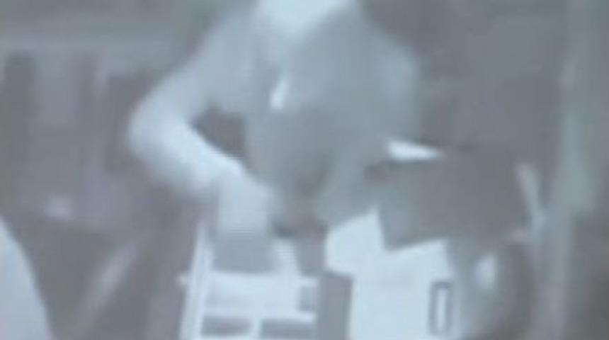 Hırsız Bozuk Paraları Bile &Ccedil;aldı