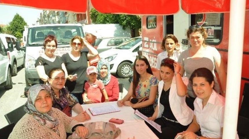 Ak Kadınlardan Kan Bağışı