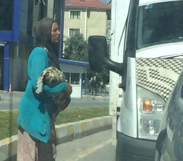 Suriyeli Dilenciler Trafik Işıklarını Mesken Tuttular