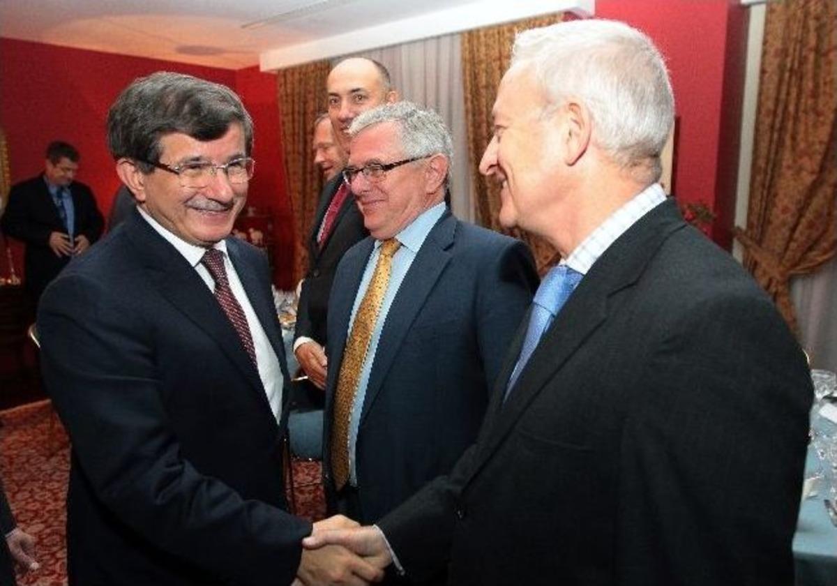 Davutoğlu, Ab &Uuml;lkesi B&uuml;y&uuml;kel&ccedil;ileri İle Yemekte Bir Araya Geldi