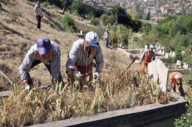 Mamak Belediyesi&rsquo;nden Mezarlıklara Bakım 1