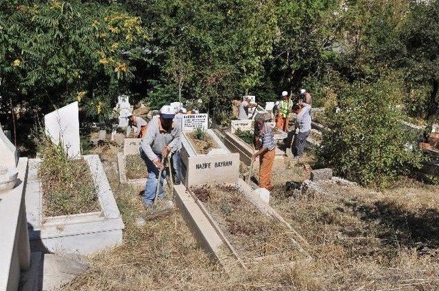 Mamak Belediyesi&rsquo;nden Mezarlıklara Bakım 2