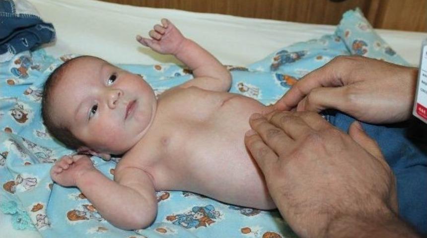 Doğduktan 8 Saat Sonra Girdiği Ameliyatla Hayata Tutundu