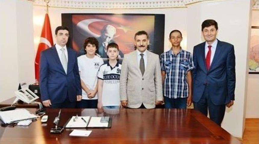 Başarılı &Ouml;ğrencilere Cumhuriyet Altını