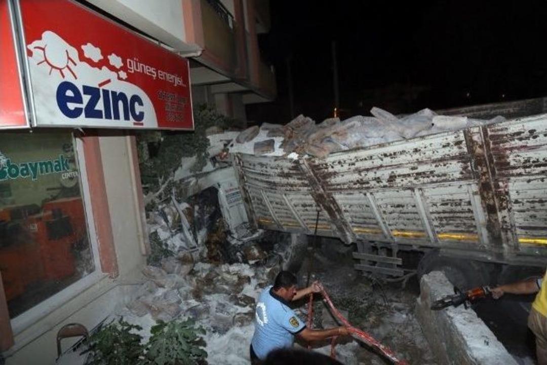 Balataları Alev Alan Kamyon, D&uuml;kkana &Ccedil;arparak Durabildi