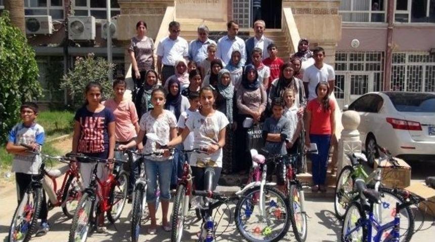Kaymakam Ermiş, Takdir Ve Teşekk&uuml;r Alan Yetim &Ouml;ğrencilere Hediye Verdi