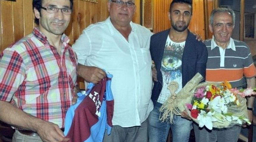 Trabzonsporlu G&ouml;khan&rsquo;a Memleketinde Karadenizlilerden Coşkulu Karşılama