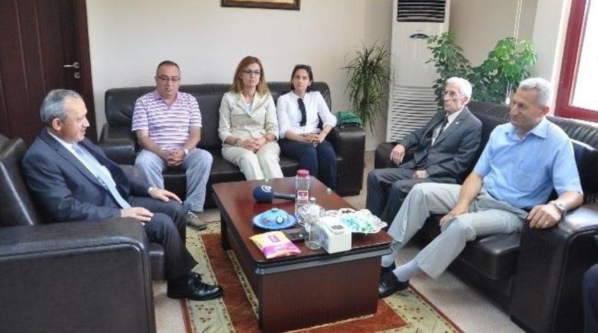 Kl&uuml; Rekt&ouml;r&uuml; Ayka&ccedil;'tan Kitap Bağışına Plaketli Teşekk&uuml;r