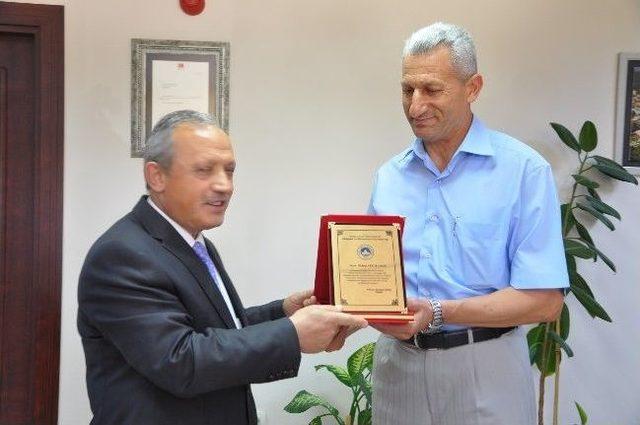 Klü Rektörü Aykaç tan Kitap Bağışına Plaketli Teşekkür 1