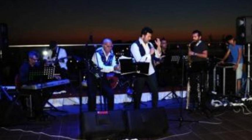 G&ouml;khan Temel, S&uuml;kut-u Zaman Projesiyle Kuşadası'nı Salladı