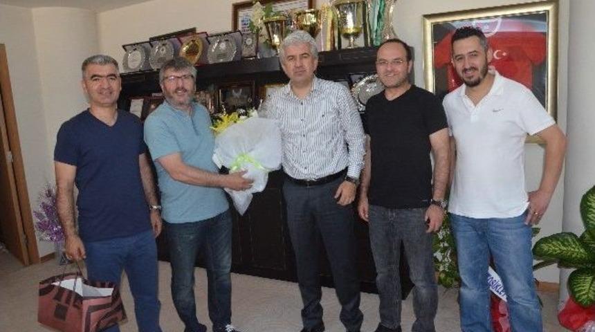 Akhisar Belediyespor Teknik Direkt&ouml;r&uuml; Ak&ccedil;ay, Başkan Hızlı&rsquo;yı Ziyaret Etti