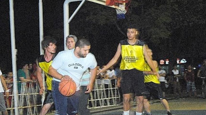 &Ouml;demiş'te Sokak Turnuvalarında &Ouml;d&uuml;ller Sahiplerini Buldu