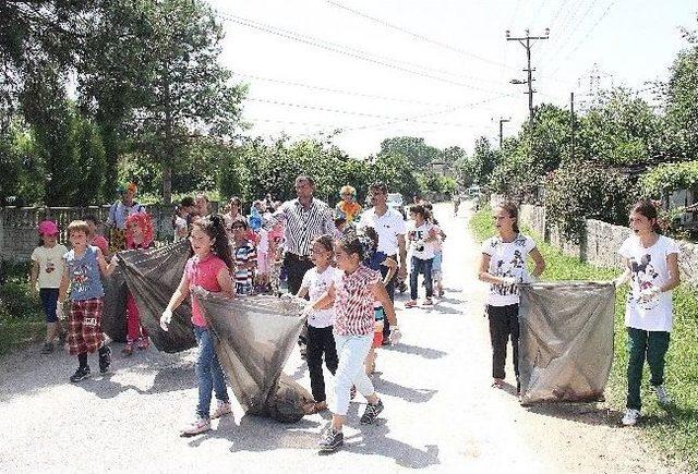 Güle Oynaya Çöp Topladılar