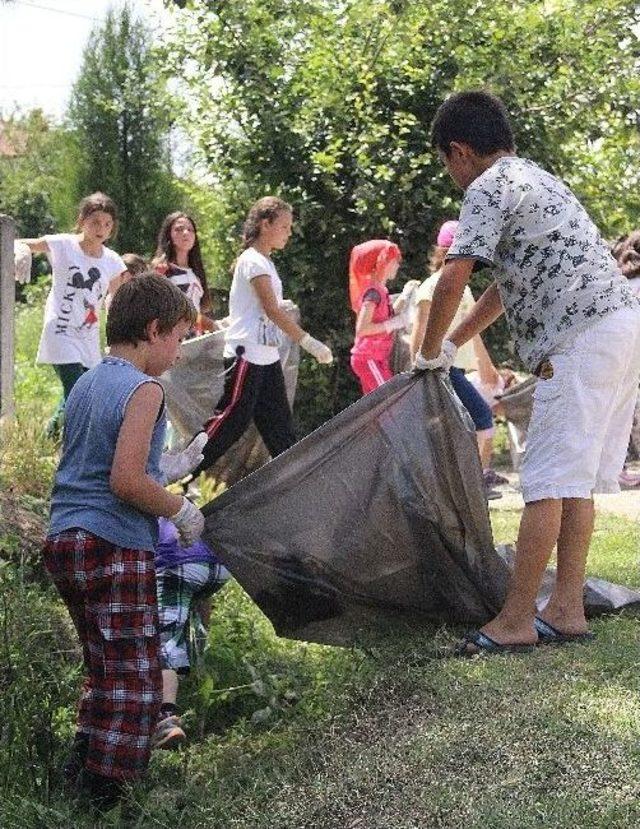 Güle Oynaya Çöp Topladılar