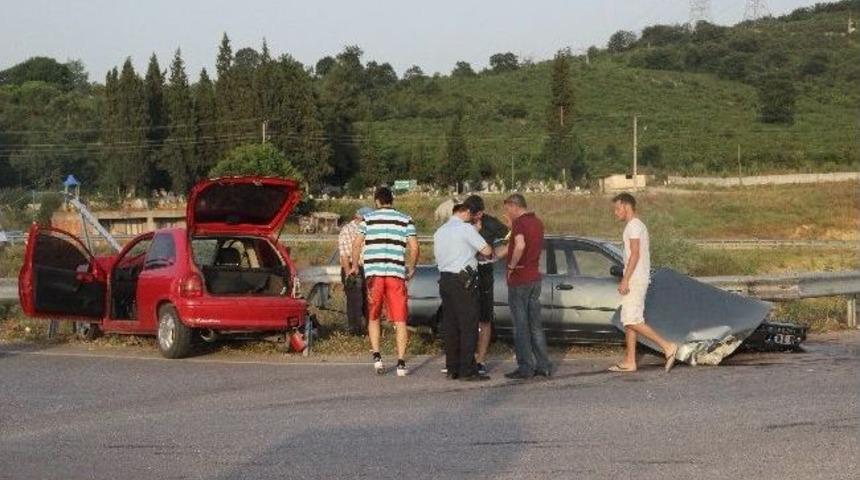 Kaynarca Yolunda Kaza: 3 Yaralı