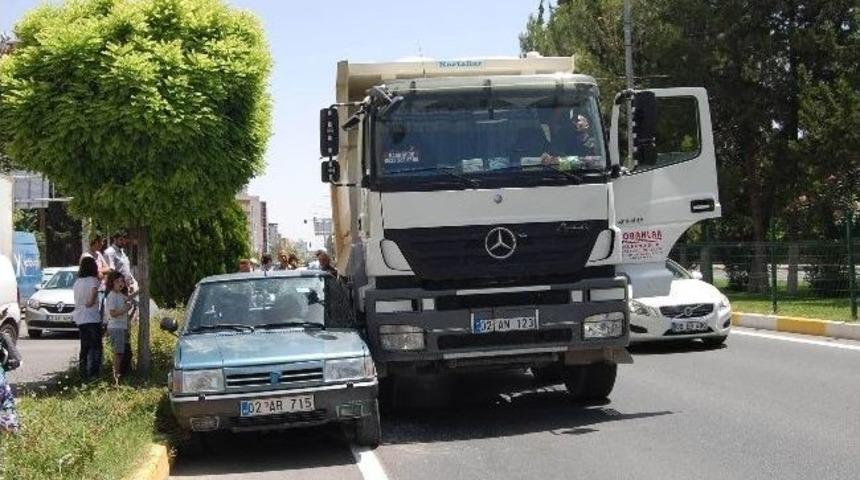 Kamyon, 9 Kişinin Bulunduğu Otomobili Eziyordu