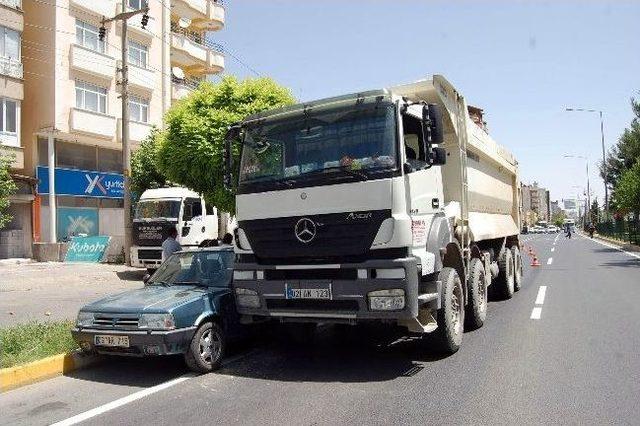 Kamyon, 9 Kişinin Bulunduğu Otomobili Eziyordu 1