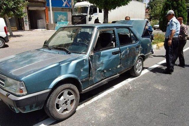 Kamyon, 9 Kişinin Bulunduğu Otomobili Eziyordu 2