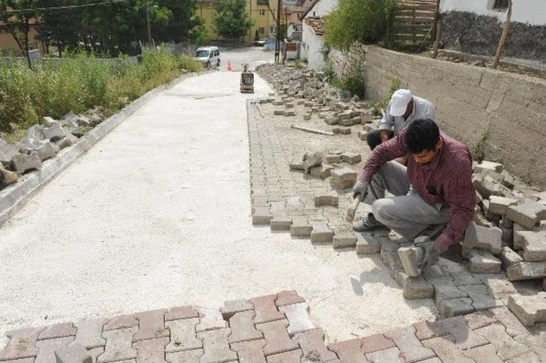 Boz&uuml;y&uuml;k'te Sokaklara Bakım S&uuml;r&uuml;yor