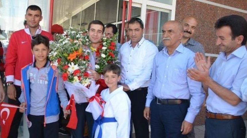 D&uuml;nya &Uuml;&ccedil;&uuml;nc&uuml;s&uuml;karateciye Coşkulu Karşılama