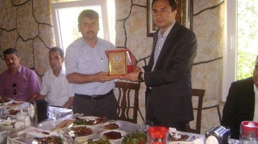 Doğanşehir Milli Eğitim M&uuml;d&uuml;r&uuml;ne Veda Yemeği