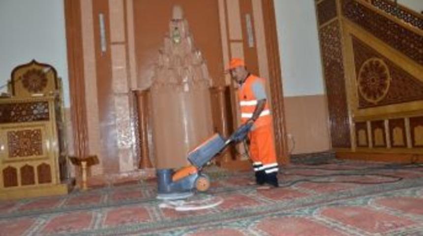 Camilere Ramazan Temizliği