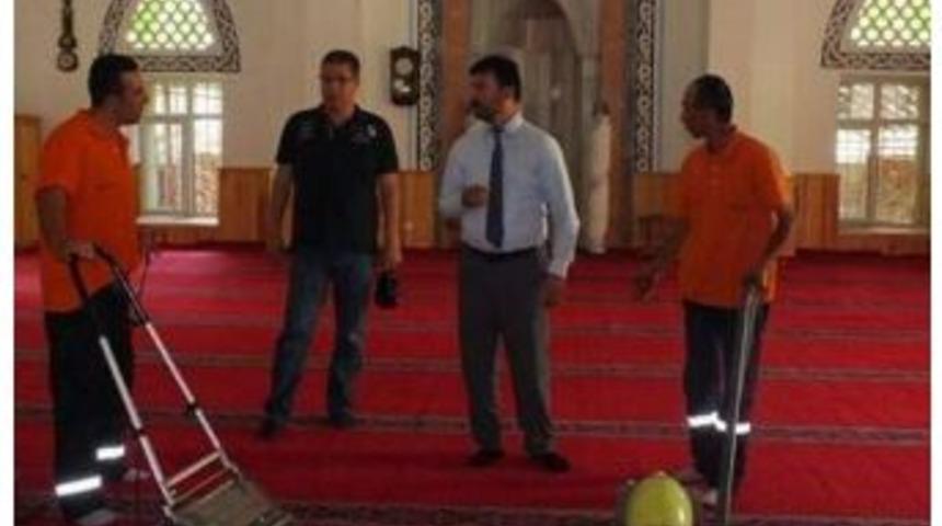 Germencikte Camiler Son Teknolojiyle Temizleniyor