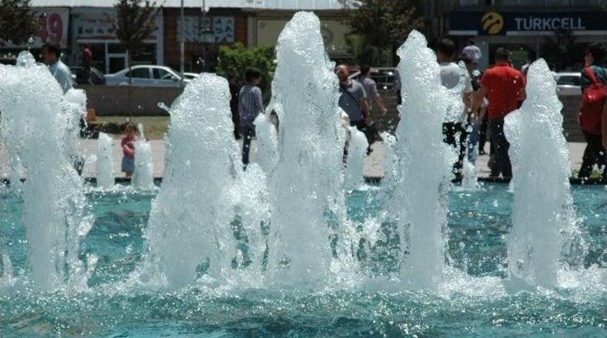 Erzurumlular Serinlemek İ&ccedil;in Deniz Olmayınca, S&uuml;s Havuzunu Akın Ettiler