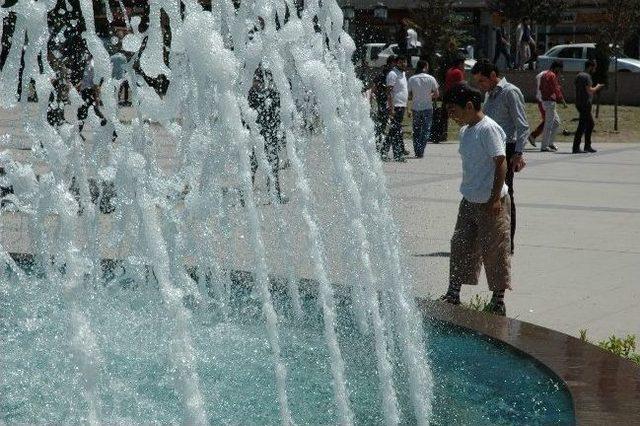 Erzurumlular Serinlemek İçin Deniz Olmayınca, Süs Havuzunu Akın Ettiler