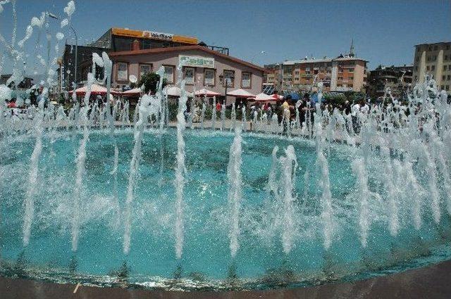 Erzurumlular Serinlemek İçin Deniz Olmayınca, Süs Havuzunu Akın Ettiler