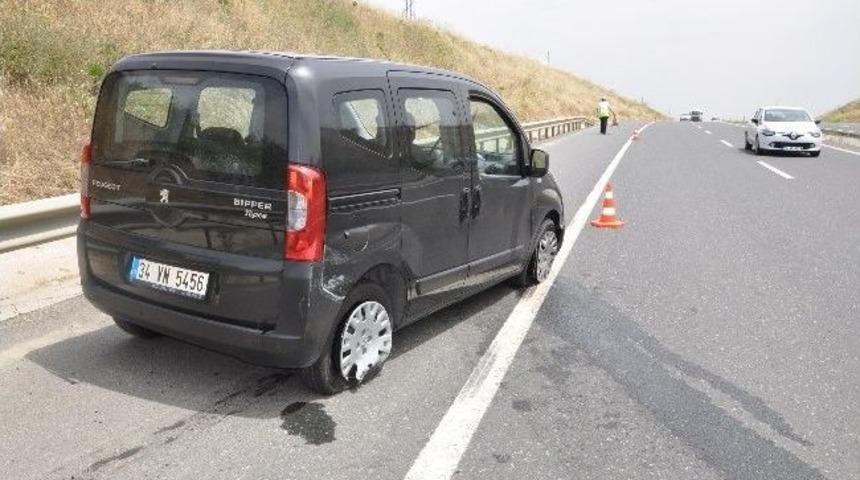 Tekerleği Patlayan Ara&ccedil; Karşı Şeride Ge&ccedil;ti: 2 Yaralı