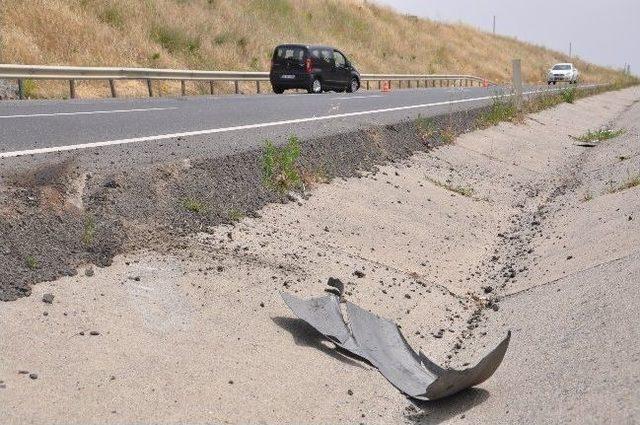 Tekerleği Patlayan Araç Karşı Şeride Geçti: 2 Yaralı