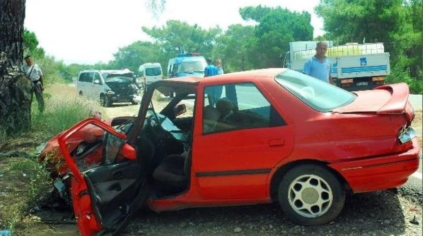 Antalya'da Ticari Ara&ccedil;la Otomobil &Ccedil;arpıştı: 2 Yaralı