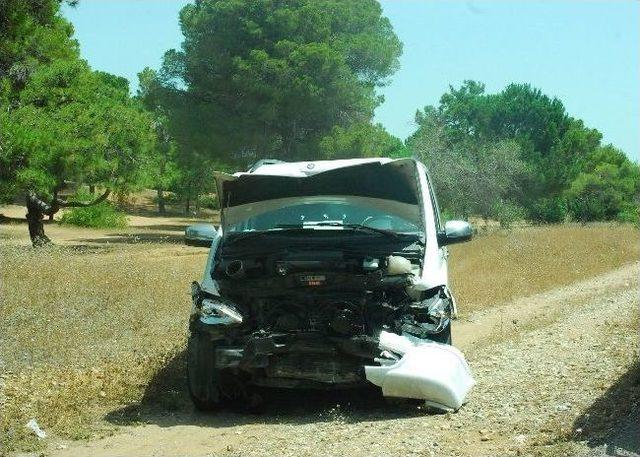 Antalya'da Ticari Araçla Otomobil Çarpıştı: 2 Yaralı