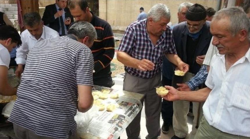 D&ouml;nenler Camii Civarı Esnafından Helva İkramı