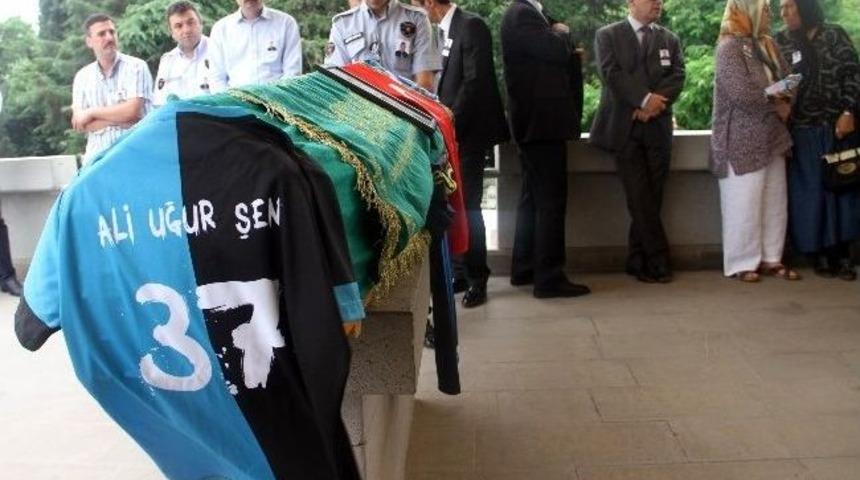 Soyguncuların &Ouml;ld&uuml;rd&uuml;ğ&uuml; G&uuml;venlik G&ouml;revlisi Toprağa Verildi