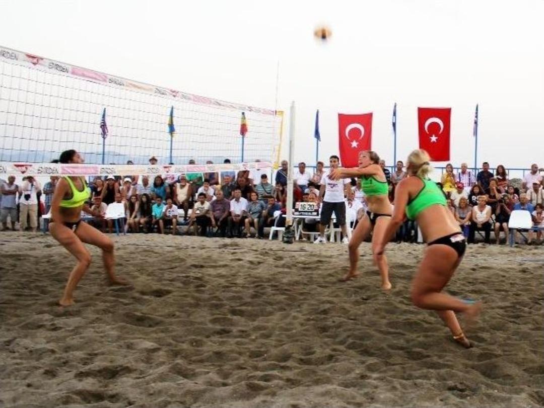 Ege Sahilinde Plaj Voleybolu Heyecanı