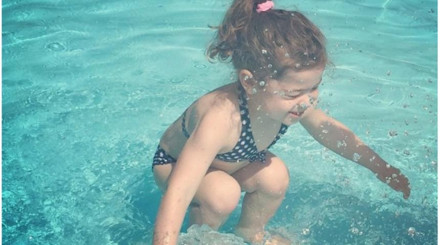 K&uuml;&ccedil;&uuml;k kız suyun i&ccedil;inde mi dışında mı?