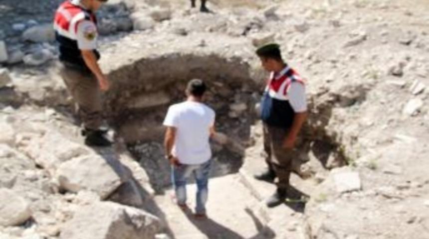 Silifke'de Ka&ccedil;ak Kazı Yapan 3 Kişi Yakalandı