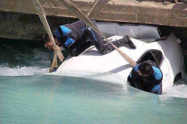 Park Halindeki Otomobil Kanala Düştü