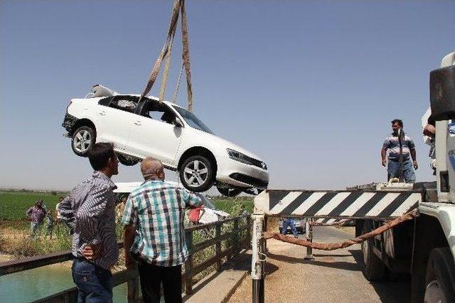 Park Halindeki Otomobil Kanala Düştü